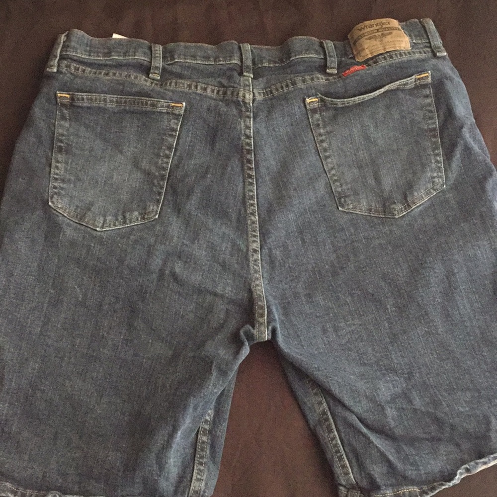 Wrangler Shorts. - Picture 2 of 3